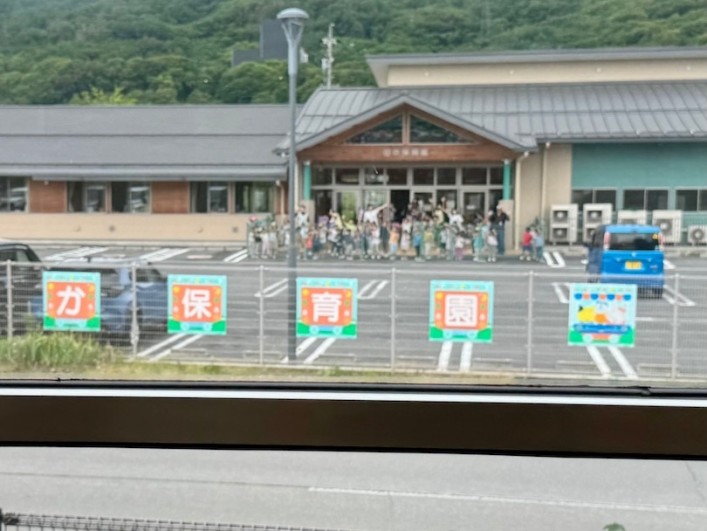手を振ってくれた園児たち